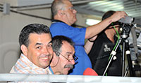 En primer término Adriano Rivero acompañando a Javier González en una retransmisión para Canal 9
