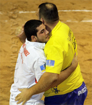 Miguel Hernández abraza a José Antonio (Raquel Perdomo)